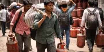 Huge crisis of LPG in Surat, small cylinder available for Rs 2500, workers started returning home