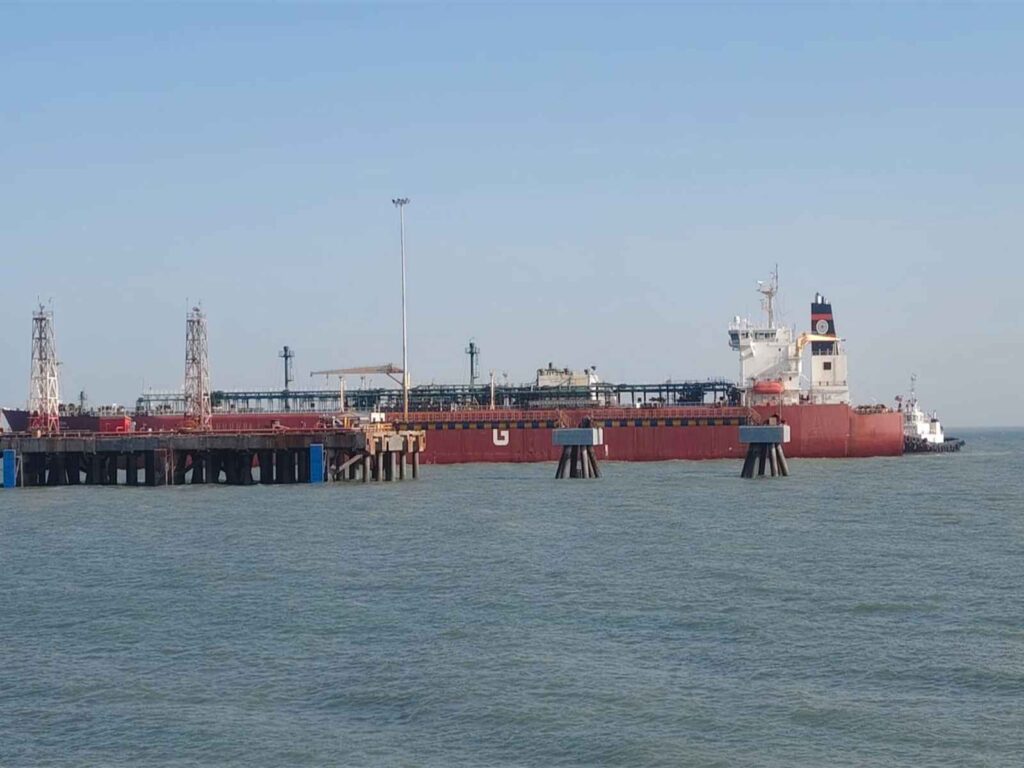 Indian ships begin withdrawal amid Hormuz crisis, two LPG tankers move forward