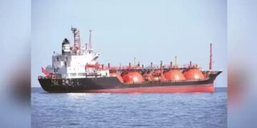 'Jag Ladki' tanker passed safely from Hormuz, bringing 81,000 tonnes of crude oil to India waving the tricolor