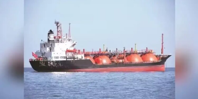'Jag Ladki' tanker passed safely from Hormuz, bringing 81,000 tonnes of crude oil to India waving the tricolor