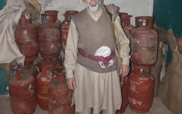 Jammu and Kashmir: Hoarding and black marketing of LPG cylinders busted, 75 cylinders recoveredJammu and Kashmir: Hoarding and black marketing of LPG cylinders busted, 75 cylinders recovered