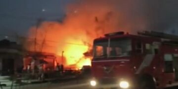 Jharkhand: Many shops destroyed in massive fire in Bokaro, two people got burnt and injured