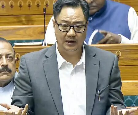 लोकसभा में कांग्रेस के हंगामे पर किरेन रिजिजू की तीखी प्रतिक्रिया, बोले- क्या एक आदमी पूरे देश का महाराजा है