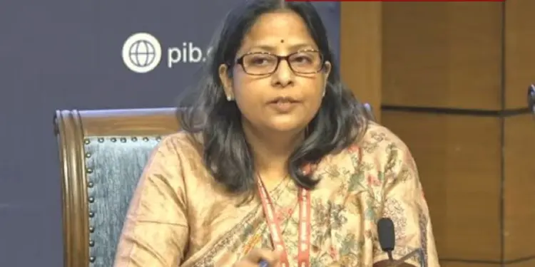 LPG Cylinder Update: There is no shortage of petrol and diesel in the country, but the government is worried about gas cylinders.