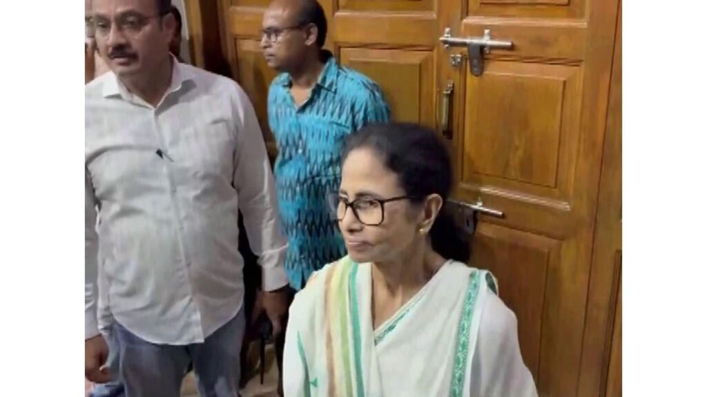 Mamata Banerjee criticizes central government on LPG issue, says "BJP has sold the country"