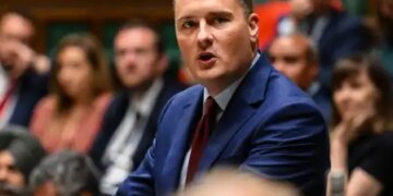 Meningitis in UK: Two students die, minister admits infection spread through nightclub