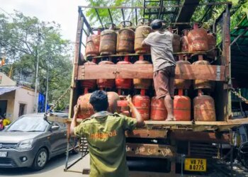 More than 54 lakh LPG cylinders delivered in a day, adequate stock of petrol and diesel available: Government