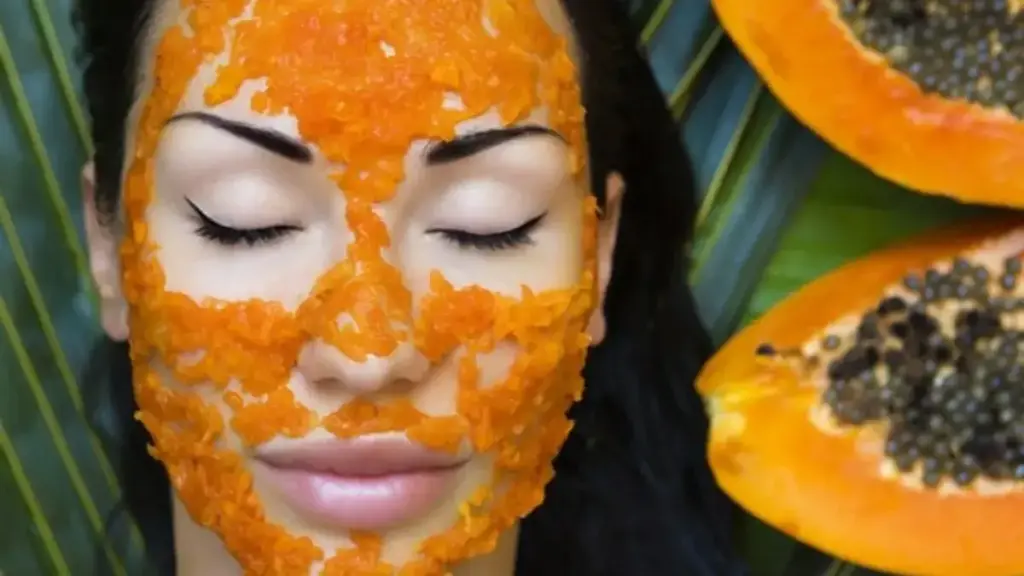 No need for expensive facials! This homemade mask of papaya and curd will bring natural glow on the face.