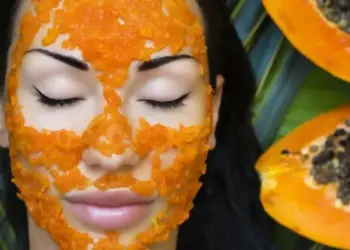 No need for expensive facials! This homemade mask of papaya and curd will bring natural glow on the face.