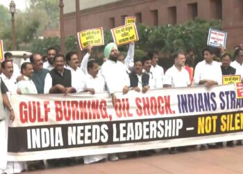 'No silence...need leadership', demonstration of 'India' alliance in Parliament complex regarding oil crisis and Gulf war