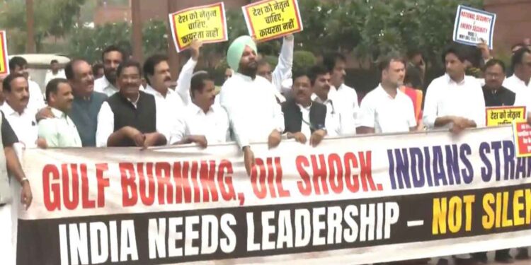 'No silence...need leadership', demonstration of 'India' alliance in Parliament complex regarding oil crisis and Gulf war