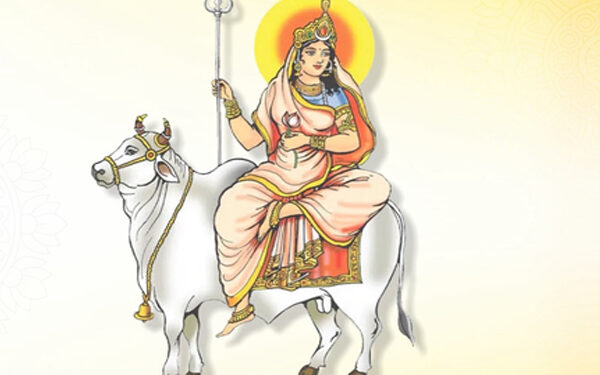 Noida: On the first day of Chaitra Navratri, Maa Shailputri was worshiped as per rituals, queues of devotees formed in the temples.