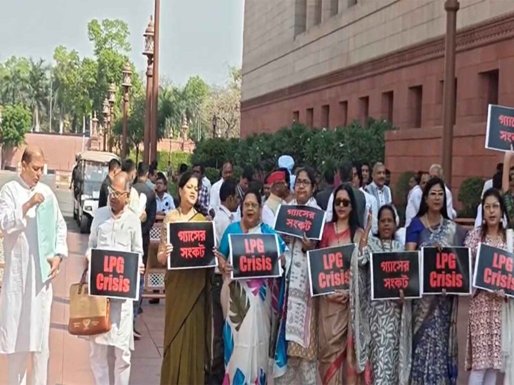 Opposition protest in Parliament complex on LPG shortage, said- 'Modi government is scared of debate'