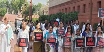 Opposition protest in Parliament complex on LPG shortage, said- 'Modi government is scared of debate'