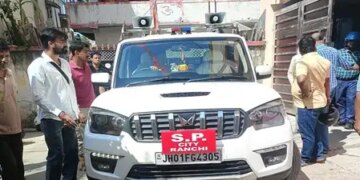 Panic due to violent confrontation, stone pelting and firing between two groups of youth in Ranchi.