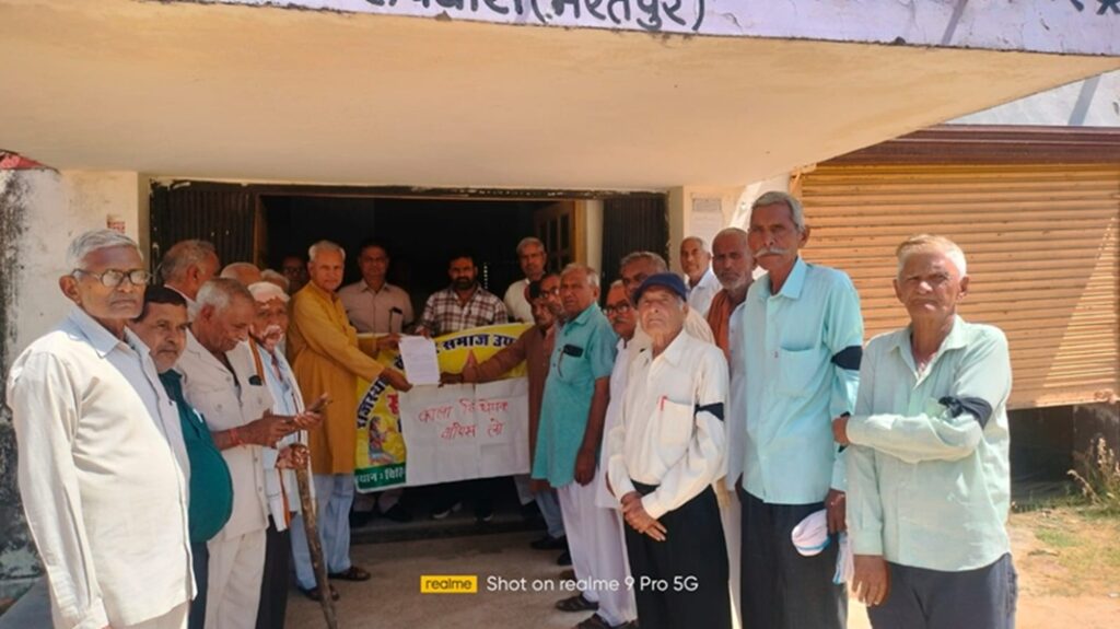 Pensioners protested against the black law by wearing black bands