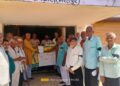 Pensioners protested against the black law by wearing black bands