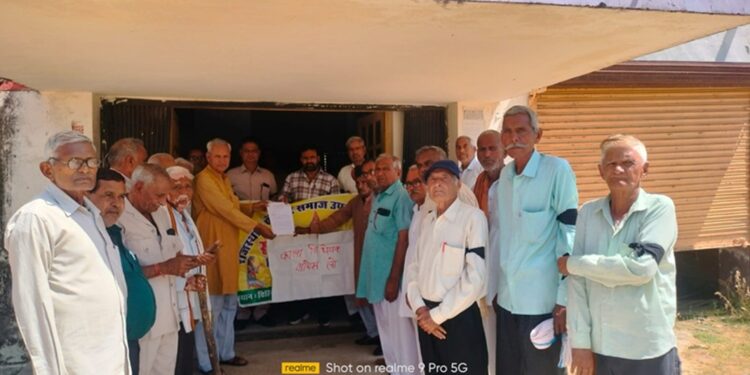 Pensioners protested against the black law by wearing black bands
