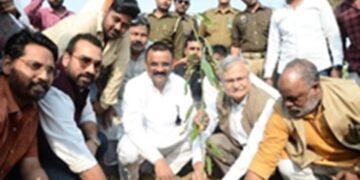 Prime Minister Modi's constituency Varanasi made a record, 2.5 lakh saplings were planted in one hour.