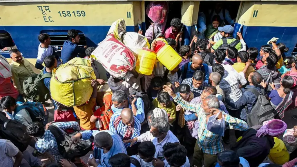 Railways ran five special trains on Prayagraj-Delhi route, passengers got relief