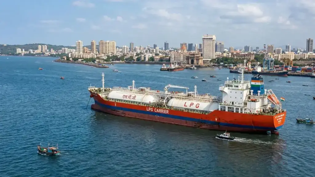 Relief amid energy crisis: 'Jag Vasant' vessel reaches Gujarat with 42,000 tonnes of LPG, supply will be strengthened