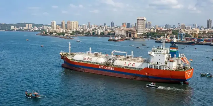 Relief amid energy crisis: 'Jag Vasant' vessel reaches Gujarat with 42,000 tonnes of LPG, supply will be strengthened