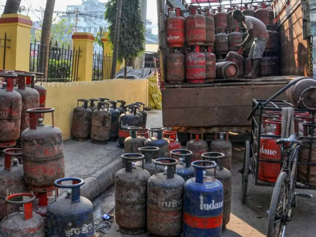 Relief on LPG crisis: Domestic production increased by 30%, supply of commercial cylinders started, 92,700 tonnes of LPG is coming to India in two tankers.