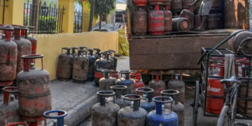 Relief on LPG crisis: Domestic production increased by 30%, supply of commercial cylinders started, 92,700 tonnes of LPG is coming to India in two tankers.