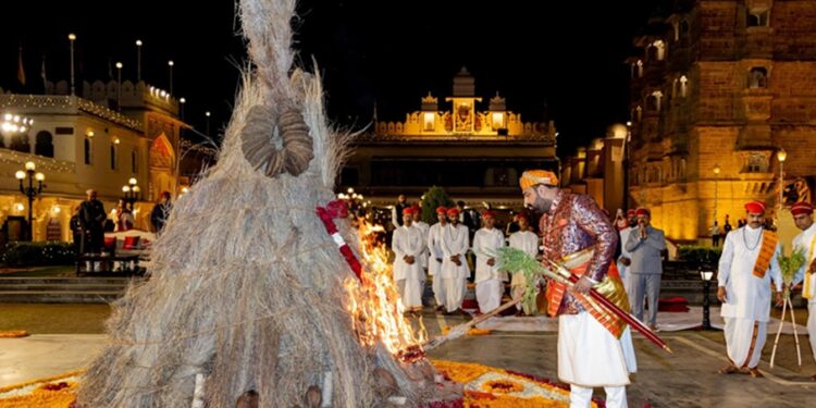 Royal Holi of Mewar: Dr. Lakshyaraj Singh Mewar celebrated Holika Deepan; Vedic mantras and sounds of folk culture echoed in Manak Chowk.
