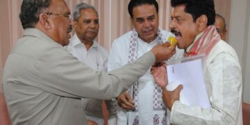 Speaker Devnani sweetly congratulated MLA Gopal Sharma on his birthday.