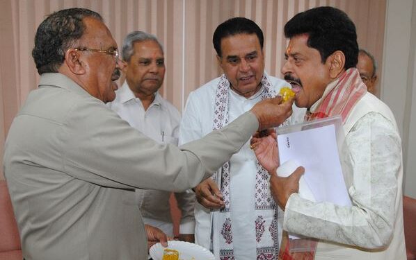 Speaker Devnani sweetly congratulated MLA Gopal Sharma on his birthday.