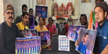 Special puja in Prayagraj for Team India's victory in the semi-finals, fans played Holi with pictures of players