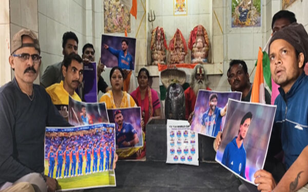Special puja in Prayagraj for Team India's victory in the semi-finals, fans played Holi with pictures of players