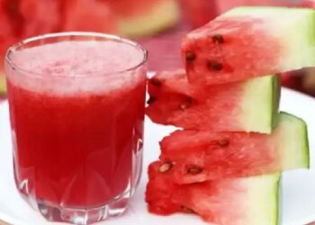 Summer watermelon is a treasure of health, rich in potassium and antioxidants.