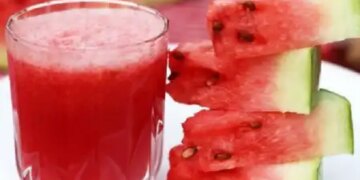Summer watermelon is a treasure of health, rich in potassium and antioxidants.