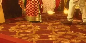 The wedding stage became a field of fun! Seeing the ridiculous dance of the bride and groom, users said - 'They have lost 36 qualities...'