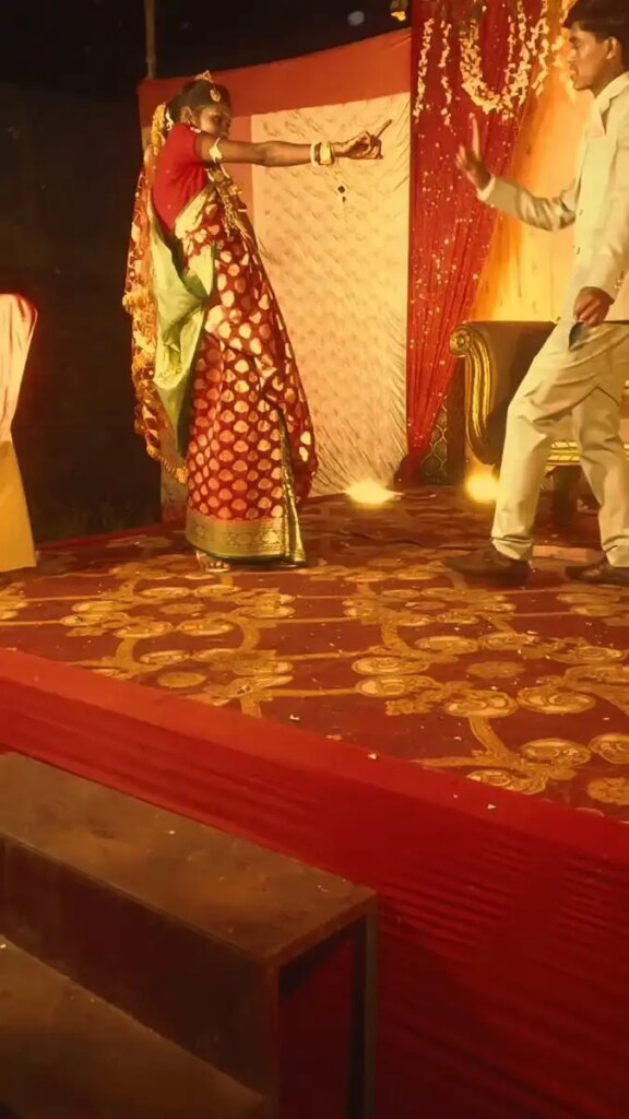 The wedding stage became a field of fun! Seeing the ridiculous dance of the bride and groom, users said - 'They have lost 36 qualities...'