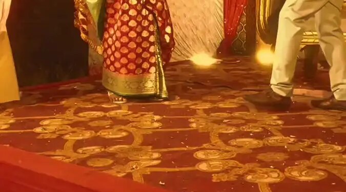 The wedding stage became a field of fun! Seeing the ridiculous dance of the bride and groom, users said - 'They have lost 36 qualities...'