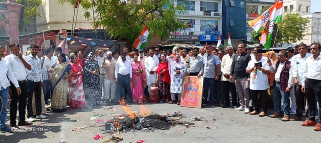 Udaipur: Congress's ruckus against fuel shortage and increase in gas prices, effigy of central government burnt at Delhi Gate.