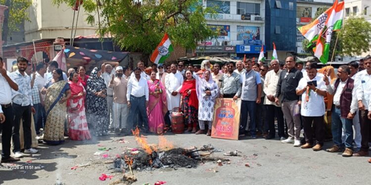 Udaipur: Congress's ruckus against fuel shortage and increase in gas prices, effigy of central government burnt at Delhi Gate.