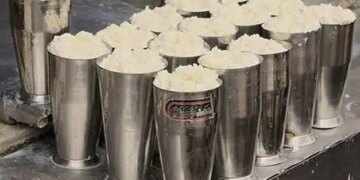 Viral Video: Crowd gathered for Lassi at midnight in Lahore, you will be surprised to see the scene at 3 o'clock