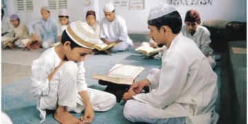 Viral Video: Funny scene of English class in Madrasa, you will burst out laughing after seeing the behavior of the students.