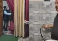 When son came home late, father performed aarti in a unique way, you will laugh after watching the video