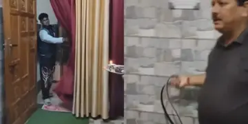 When son came home late, father performed aarti in a unique way, you will laugh after watching the video