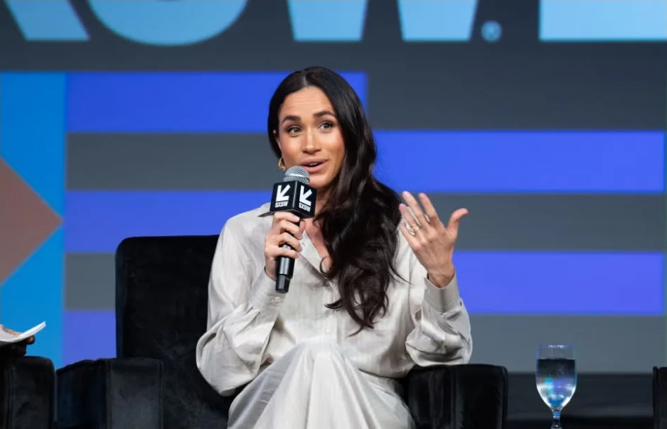 ≡ From wedding gown to baggy dress – Meghan Markle's strangest looks ➤ Brain Berries