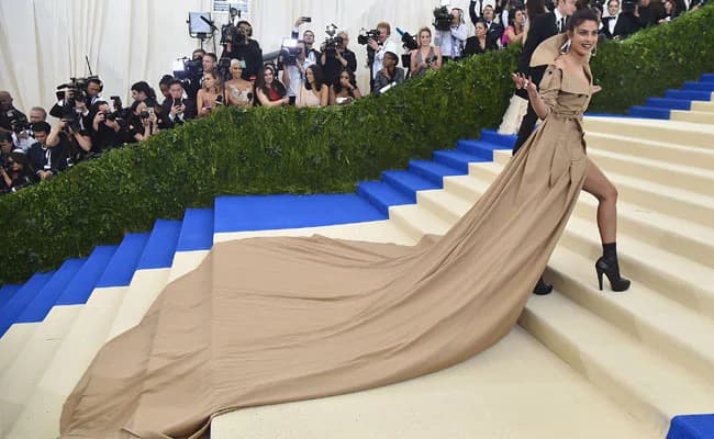 ≡ Outfits on the red carpet that surprised everyone! ➤ Brain Berries