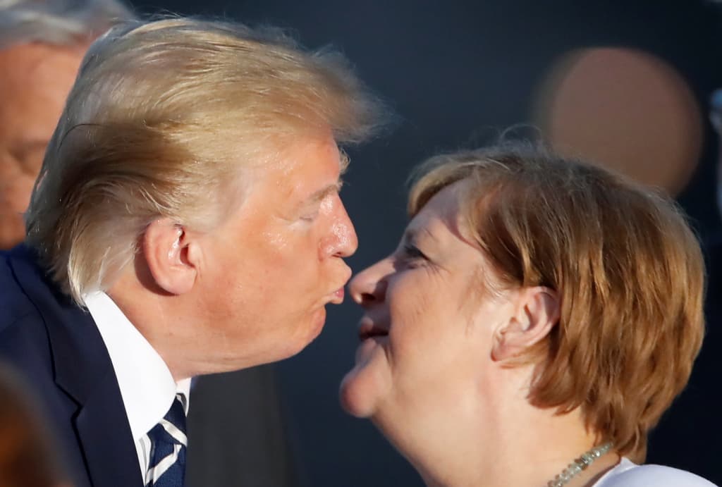 ≡ When etiquette becomes strange in politics! ➤ Brain Berries