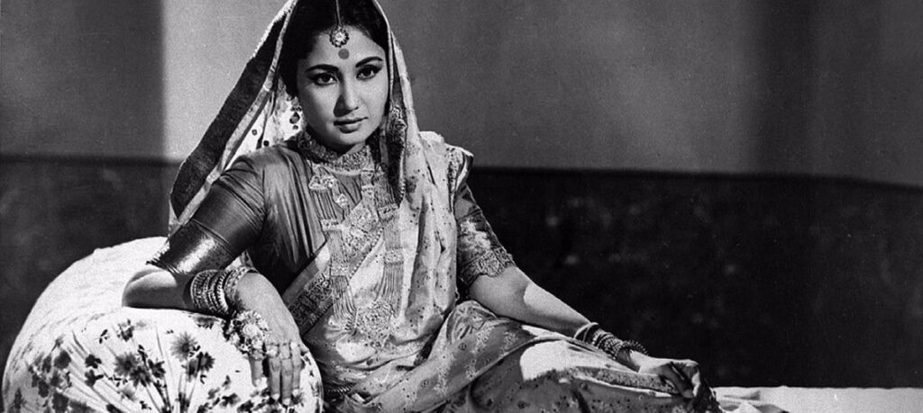 ≡ Why did Meena Kumari hand over her bungalow to Mumtaz before her death? A painful and heart touching truth 》 Her Beauty