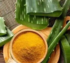 Aloe Vera-Turmeric: Get glowing skin in a cheap and natural way, spots and blemishes will go away.