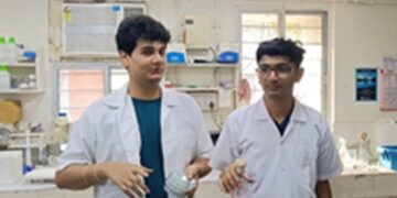 Amazing work of Vadodara students: Found a bacteria from sea water which produces light on its own.
